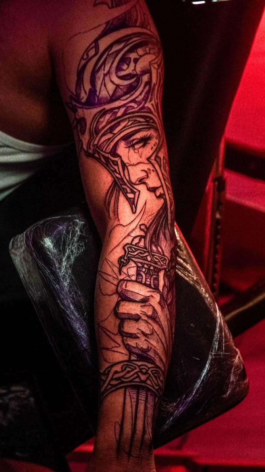Artista tatuando fine line